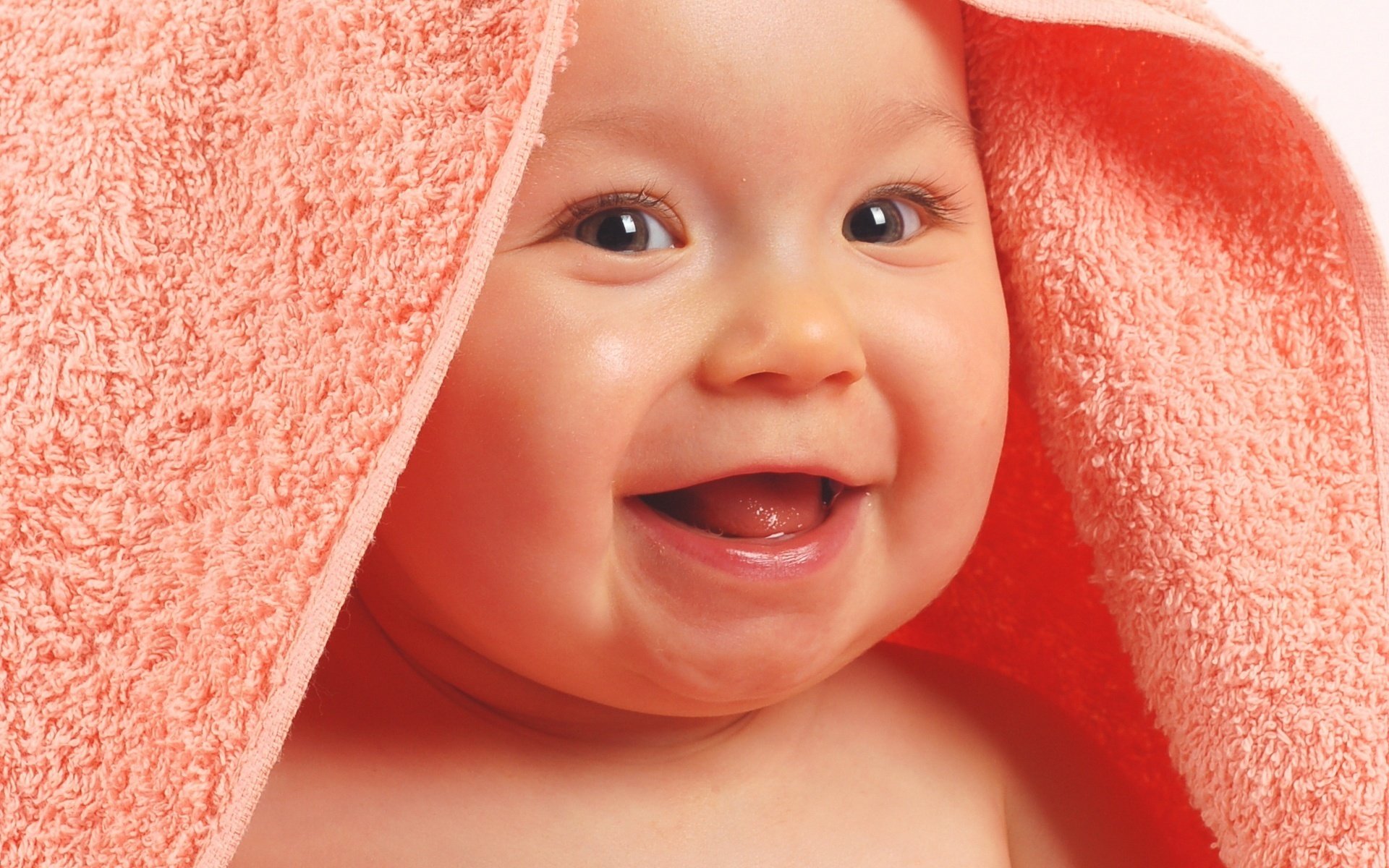 sorgloses lächeln im handtuch kinder porträt blick lächeln augen gesicht