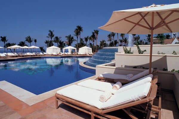 Sonnenliegen am Pool vor Ort