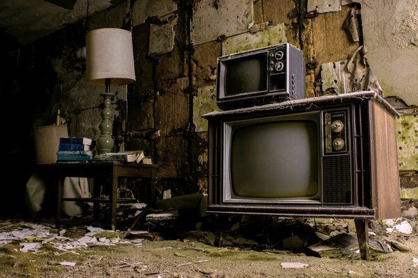 Fernseher unterschiedlicher Größe in Trümmern