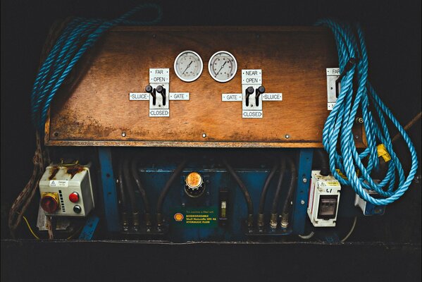 Bedienfeld des hydraulischen Mechanismus mit Kippschaltern, Manometern und Starttasten