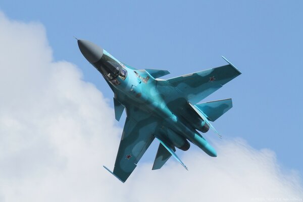 Su-34-Kampfjet im blauen Himmel