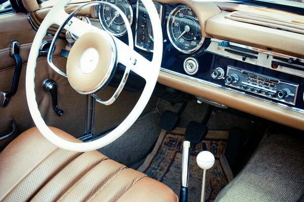 Foto des Lederinnenraums eines Mercedes-Autos