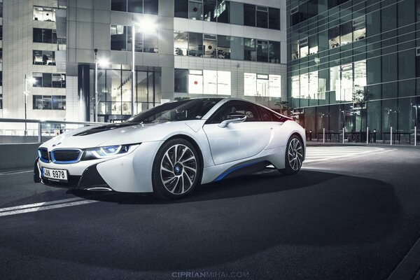 Weißer BMW in der Nachtbeleuchtung