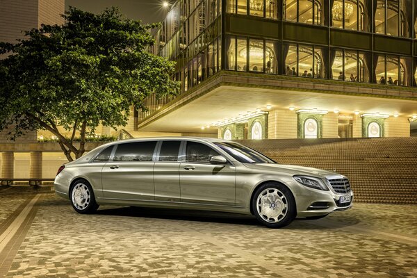 Mercedes Maybach in Stahlfarbe vor dem Hintergrund des Gebäudes