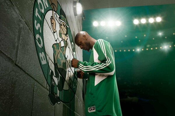 Vor dem Spiel, ein dunkelhäutiger Basketballspieler