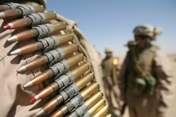 Munition auf dem Rücken des Soldaten angebracht