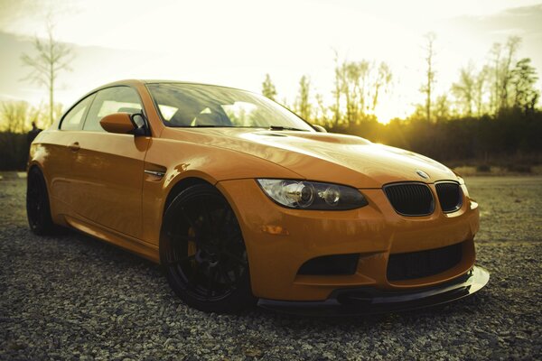 Orange BMW bei Sonnenuntergang