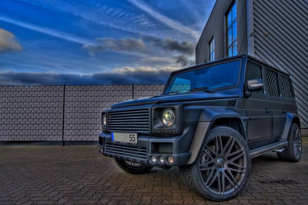 Schicker Mercedes auf blauem Hintergrund