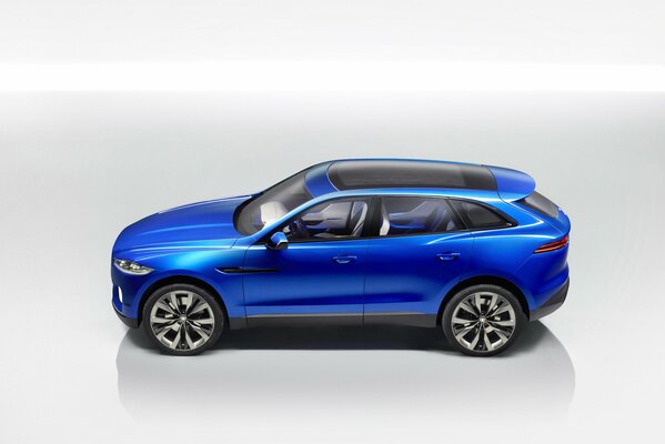 Azurblauer blauer Jaguar cx17 auf weißem Hintergrund