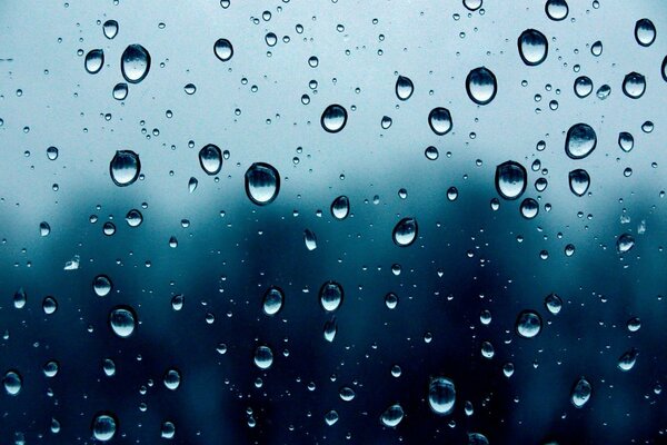 Wassertropfen verstreut über ein transparentes Glas