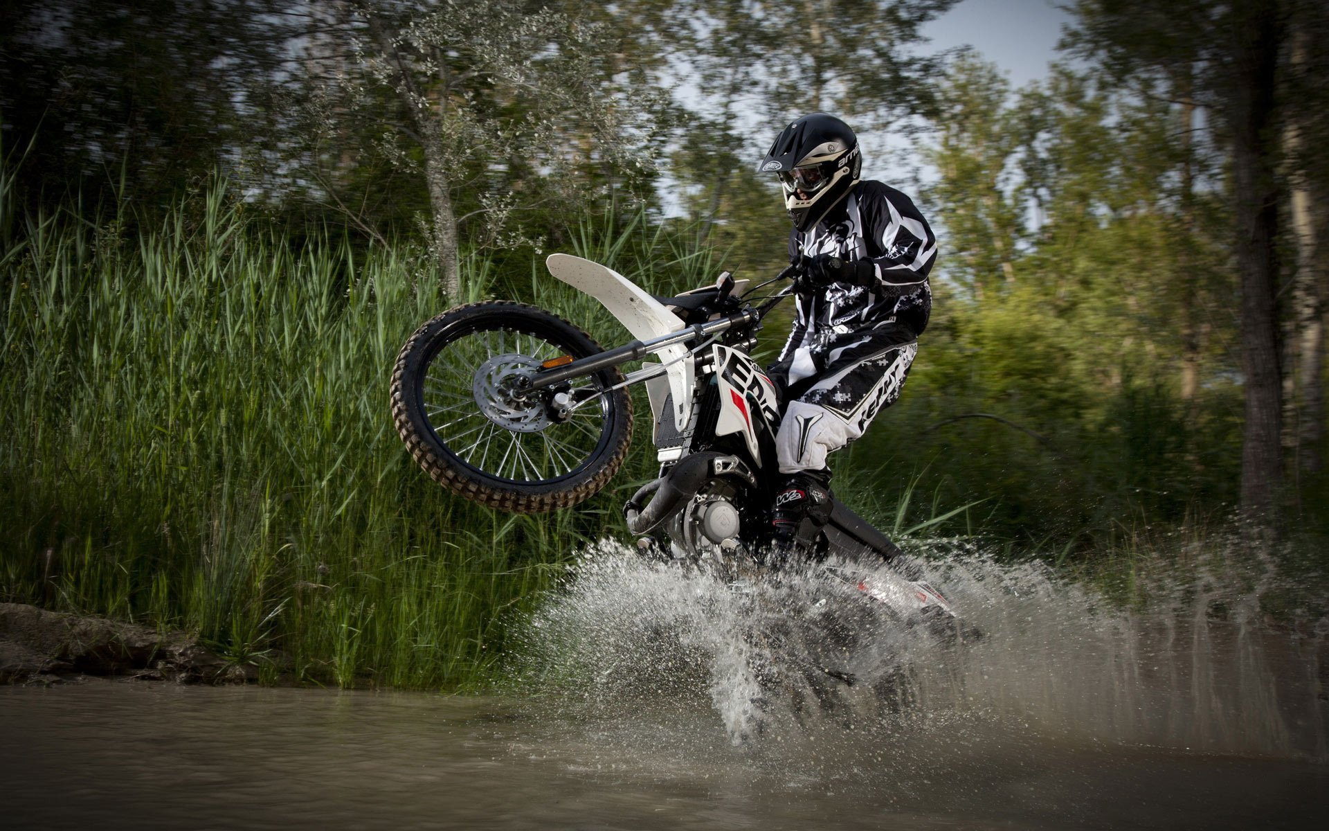 sport derbi motorrad spritzer moto fahrräder wasser motorsport motocross fahrrad helm landschaft