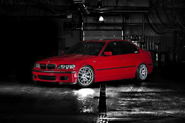 Ein Auto. Roter BMW an einem regnerischen Abend
