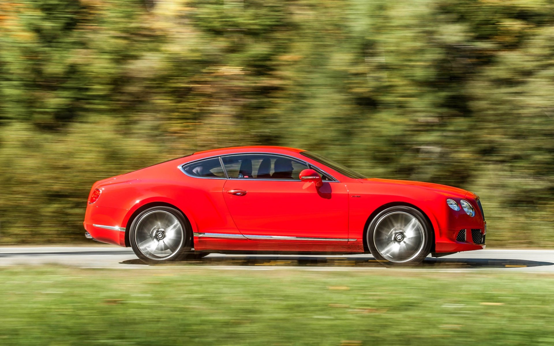bentley kontinental gt auto rot seitenansicht in bewegung coupé wald