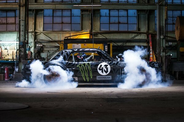 Ford Mustang im Rauch auf schönen Rädern