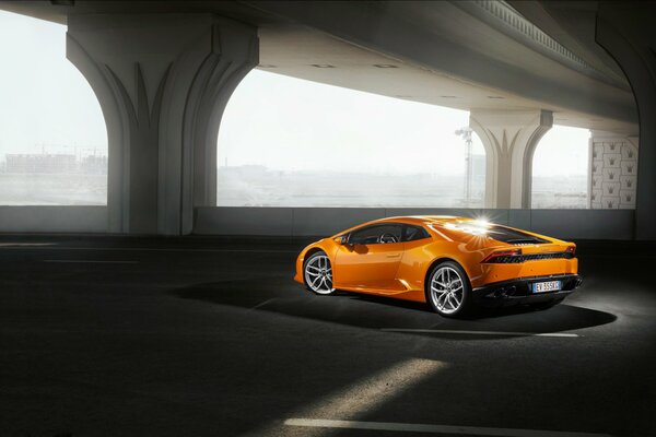 Ein orangefarbener Lamborghini steht auf dem Parkplatz