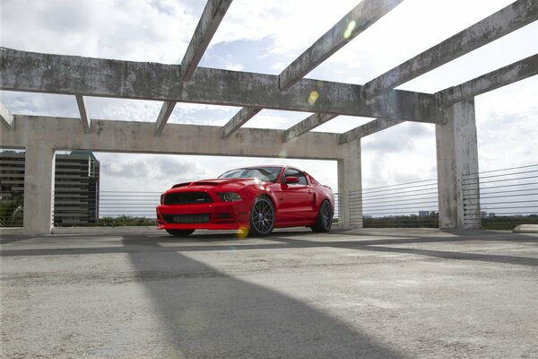 Roter Ford Mustang über den Wolken
