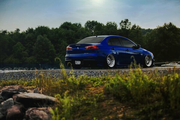 Blauer Mitsubishi Lancer in der Natur