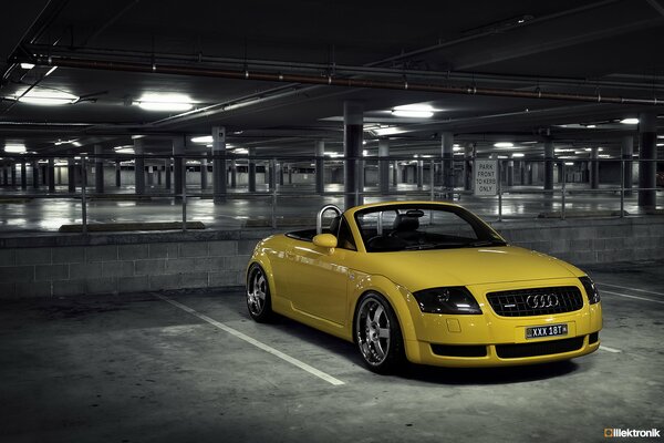 Gelber Sportwagen Audi Cabrio