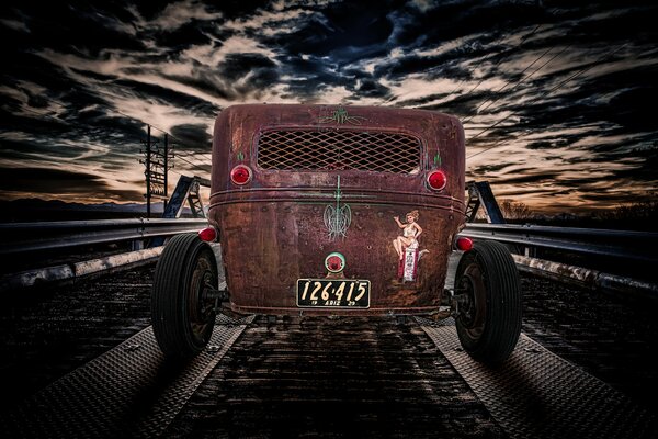 Oldtimer-Hot Rod auf der Brücke