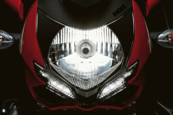 Leistungsstarker Streetfighter auf einem Motorrad