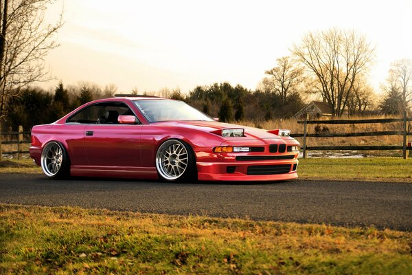 Rotes Auto bmw 8er Reihe