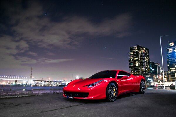Das rote stilvolle Auto ferrari 458 italia