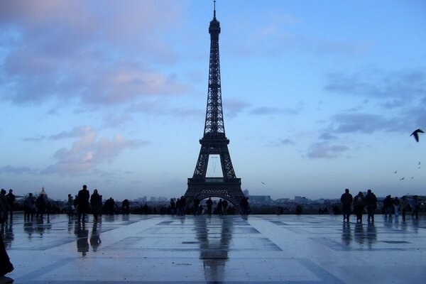 Der Eiffelturm in Paris vor dem Hintergrund eines dunklen Himmels
