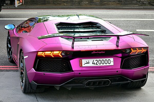 Leuchtend lila Lamborghini Aventador mit Flügel