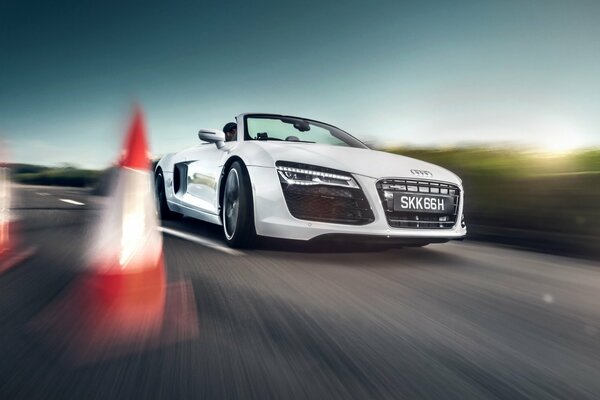 Weißes Audi Cabrio rast