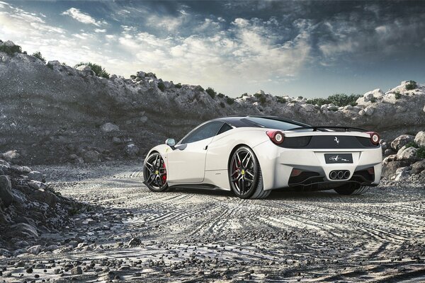 Weißes Auto der Marke Ferrari