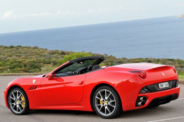 Roter Ferrari Kalifornien an der Küste