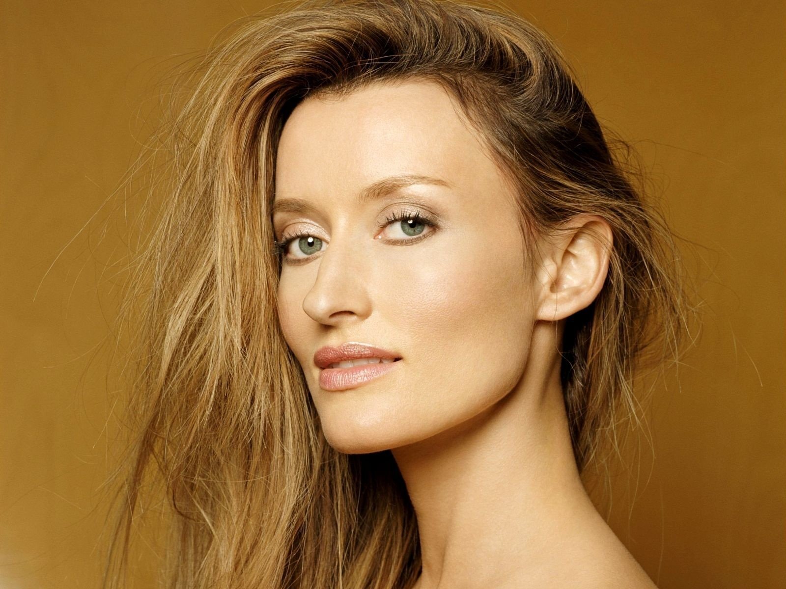 natascha mcelhone natasha mcelhone schauspielerin hintergrund gesicht lächeln grünäugige rothaarige haare porträt blick augen fotomodelle mädchen frauen