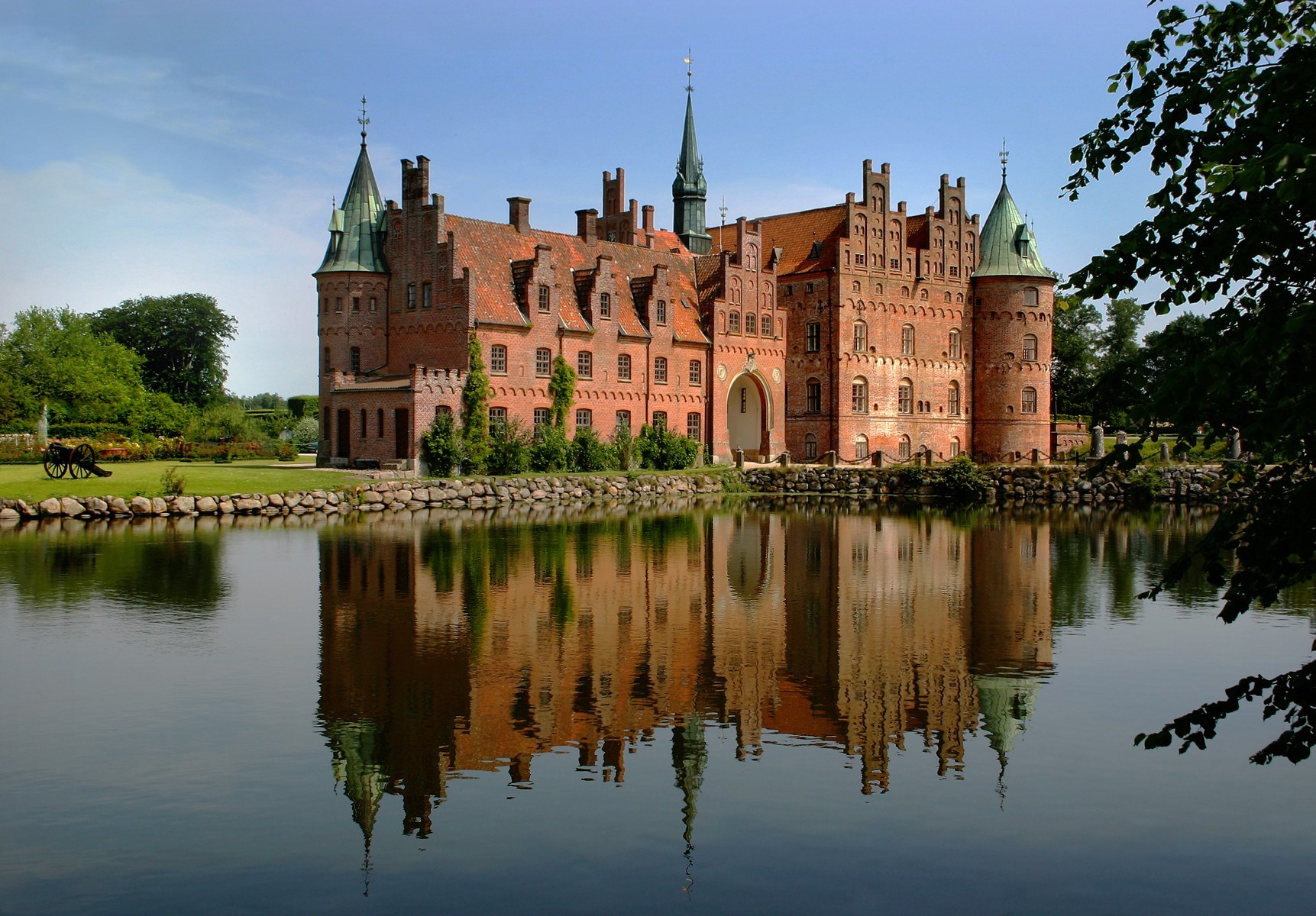 schloss haus wasser reflexion gras sommer himmel ufer bäume