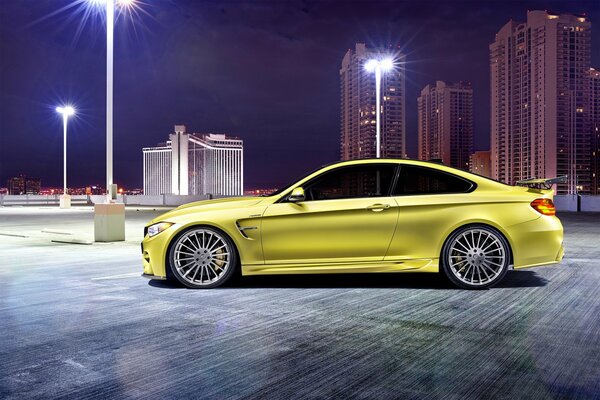 Gelber bmw m4 auf Nachtstadthintergrund