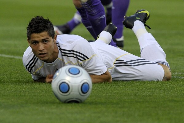 Ein Fußballspiel. Ronaldo liegt auf dem Rasen