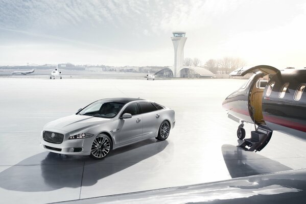 Jaguar XJ ultimate auf dem Flugplatz neben dem Flugzeug
