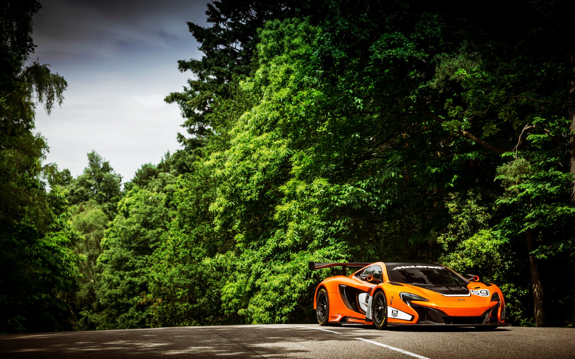 mclaren 650s gt3 sportwagen supersportwagen auto orange wald bäume straße sport tag