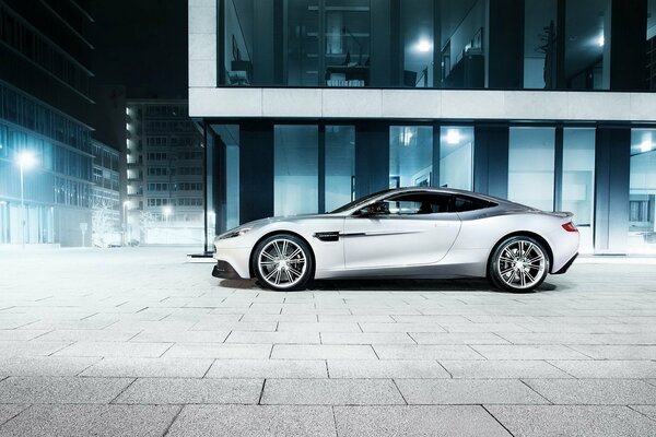 Aston martins Auto mitten in der Nachtstadt