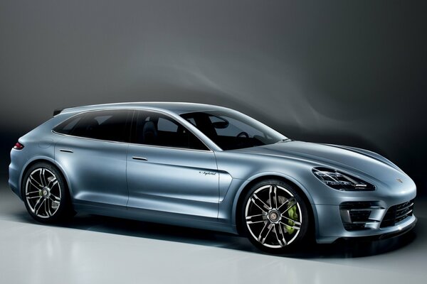 Neues Konzept des sportlichen Porsche panamera auf grauem Hintergrund