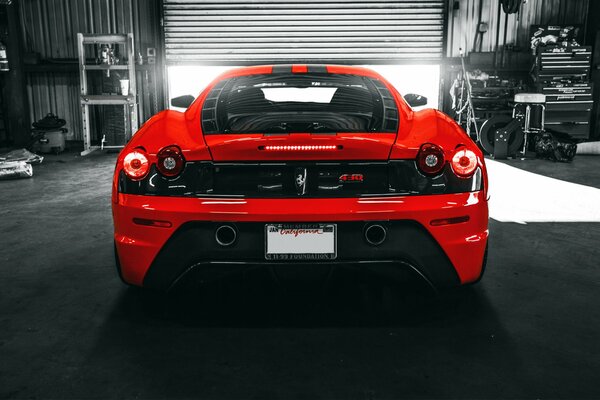 Ferrari f430 italienischer roter Sportwagen in der Garage
