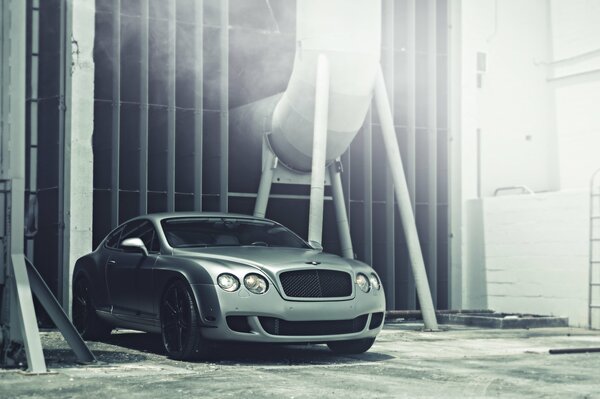 Bentley Continental ist robust wie Stahl