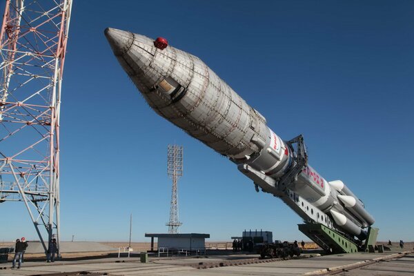 Weltraumbahnhof mit Raketenträger vor dem Hintergrund eines sauberen Himmels