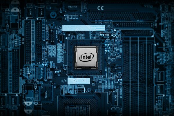 Das Intel-Logo befindet sich auf dem Prozessor, der in das Motherboard eingesteckt ist