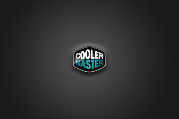 Cooler Master-Logo, weiß-blauer Schriftzug auf schwarzem Hintergrund in einem abgeflachten rechten Sechseck