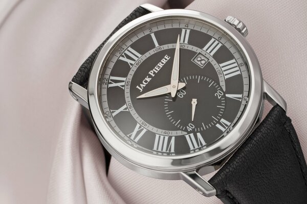 Modische Armbanduhr mit Lederband