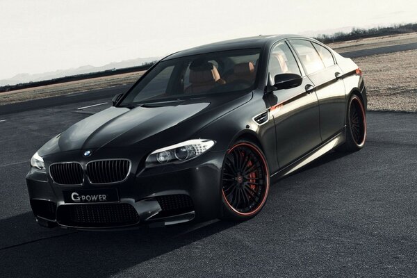 Schwarzer BMW mit roten Scheiben