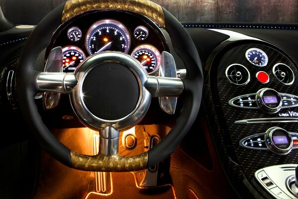 Bord des Autos und Vergoldung am Lenker