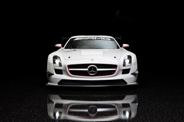 Heller Mercedes Benz auf schwarzem Hintergrund