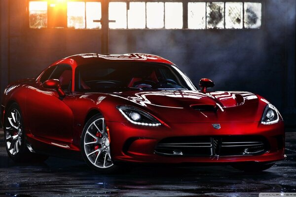 Roter Supersportwagen Dodge Viper SRT 2013