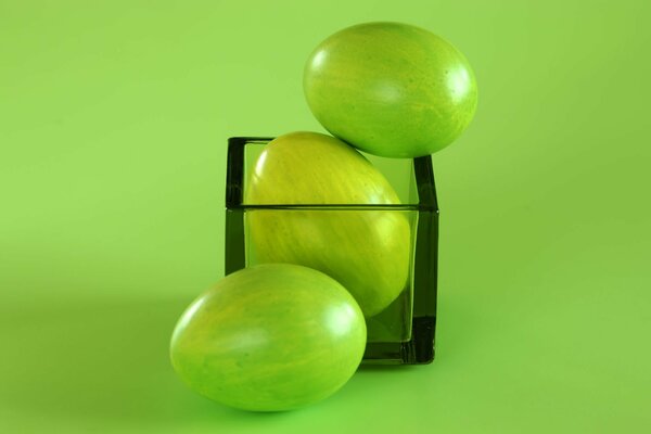 Grüne Ostereier in einem Glaswürfel